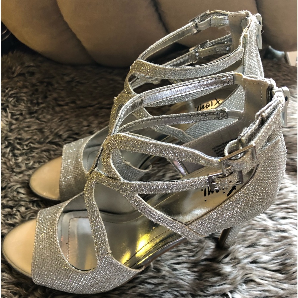 Very sparkly! 👠👠 - Picture 2 of 9